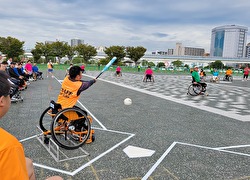 写真：車椅子ソフトボールの試合の様子